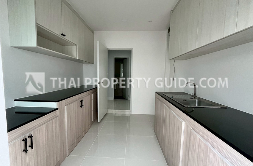 House with Shared Pool in Bangnatrad 